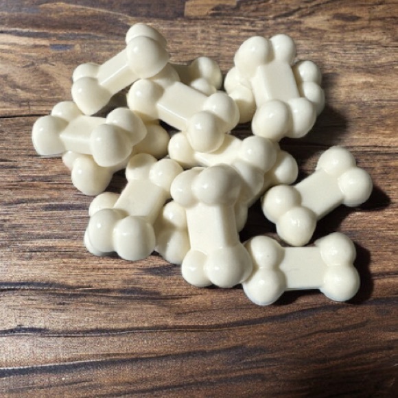 Hand Crafted Soap - Goats Milk & Vanilla - Bones 🐾 - Picture 2 of 6